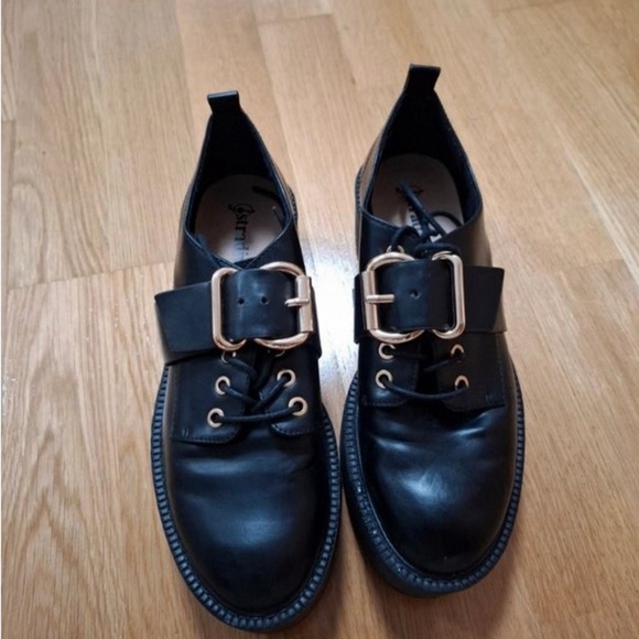 Stradivarius Black Leather Platform Shoes with Silver Buckle - Picture 4 of 11